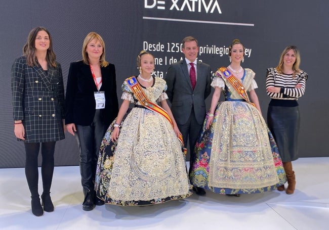 Las falleras mayores 2024 junto con los representantes municipales en la promoción de la Fira y las Fallas de Xàtiva.