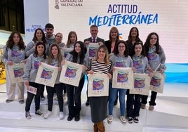 El alumnado de La Costera con el merchandising del proyecto inclusivo.