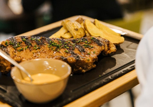 Costillas al kamado con salsa barbacoa casera.