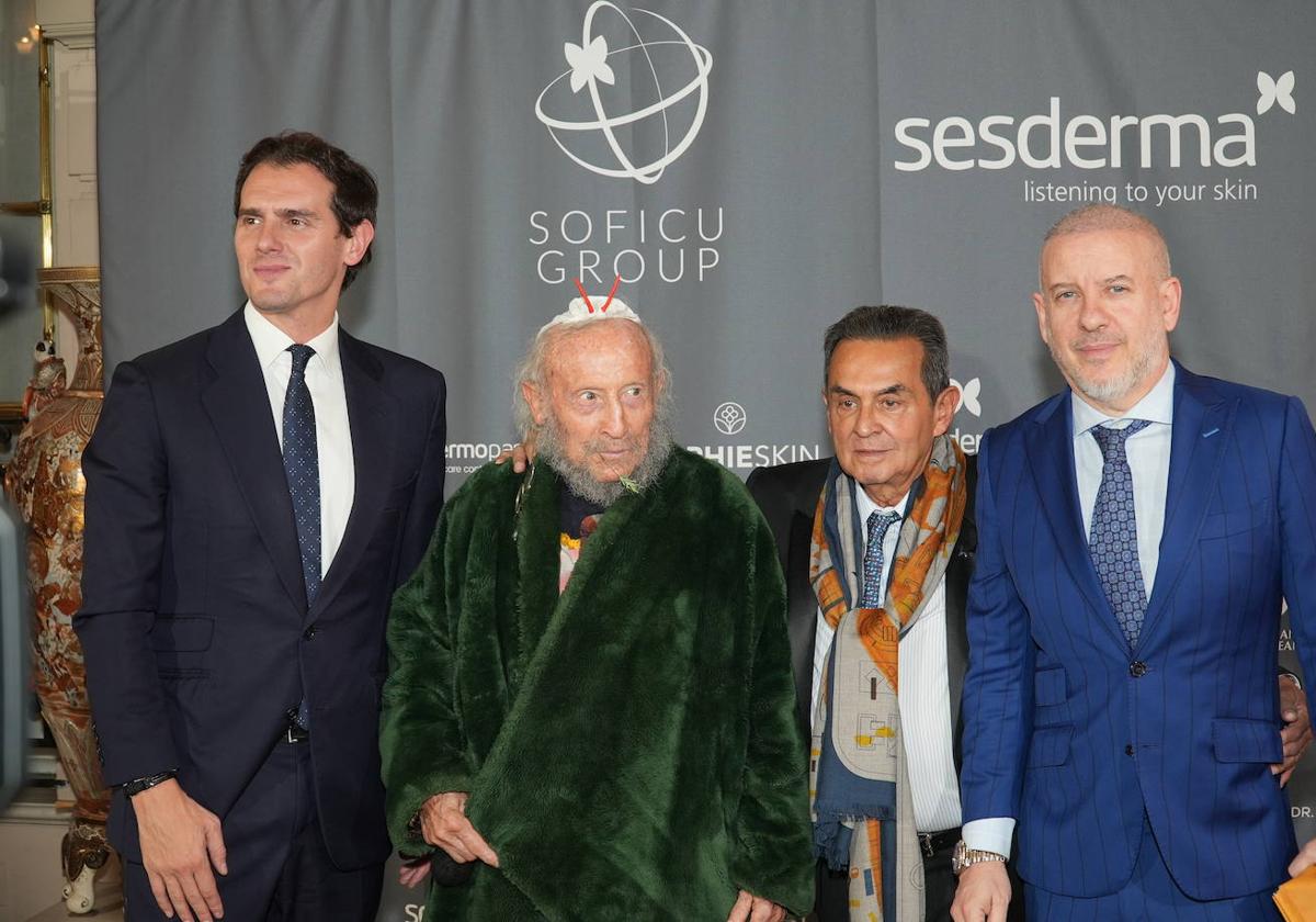 Albert Rivera y Juan Ripollés, junto al doctor Gabriel Serrano.