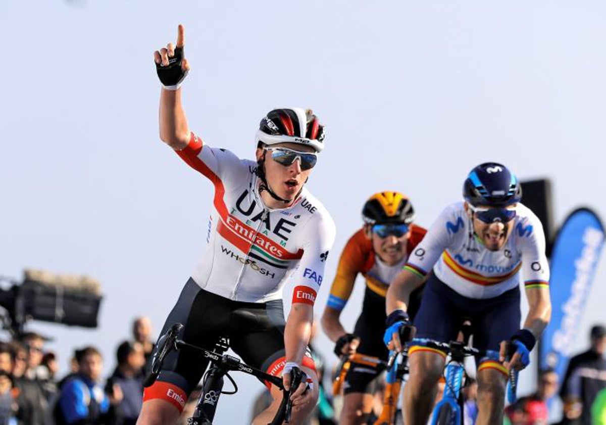 Imagen principal - Pogacar se destapó en la Volta antes de ganar el Tour; Sean Kelli entrando victorioso a la Plaza del Ayuntamiento; y Salvador Cardona, primer vencedor de la carrera.