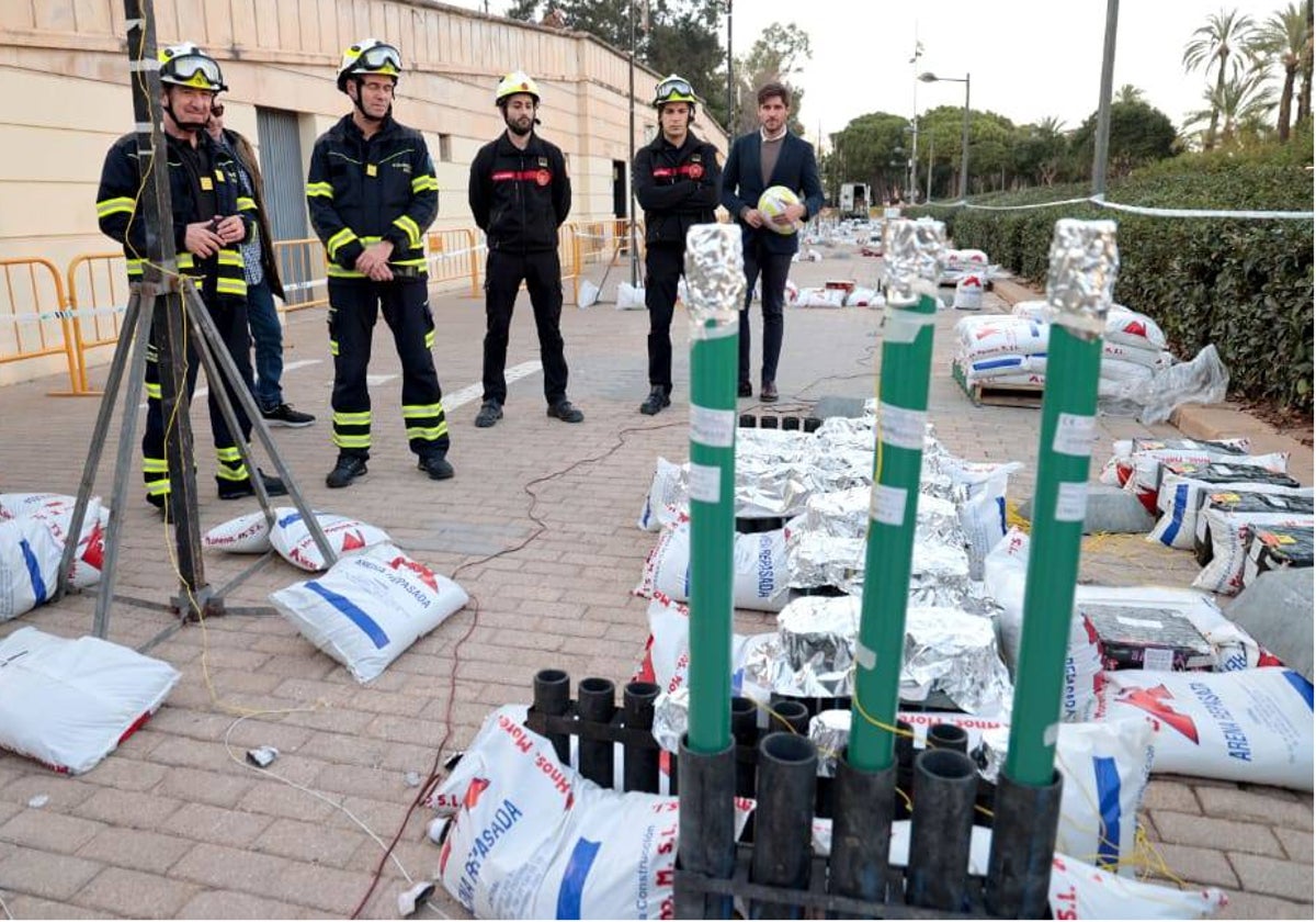 Agentes de Madrid y Valencia ante el dispositivo para una mascletà.