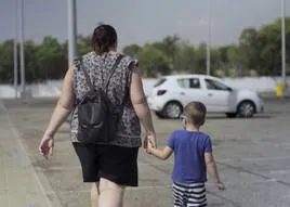 Una madre soltera lleva a su hijo al colegio en una imagen de archivo.