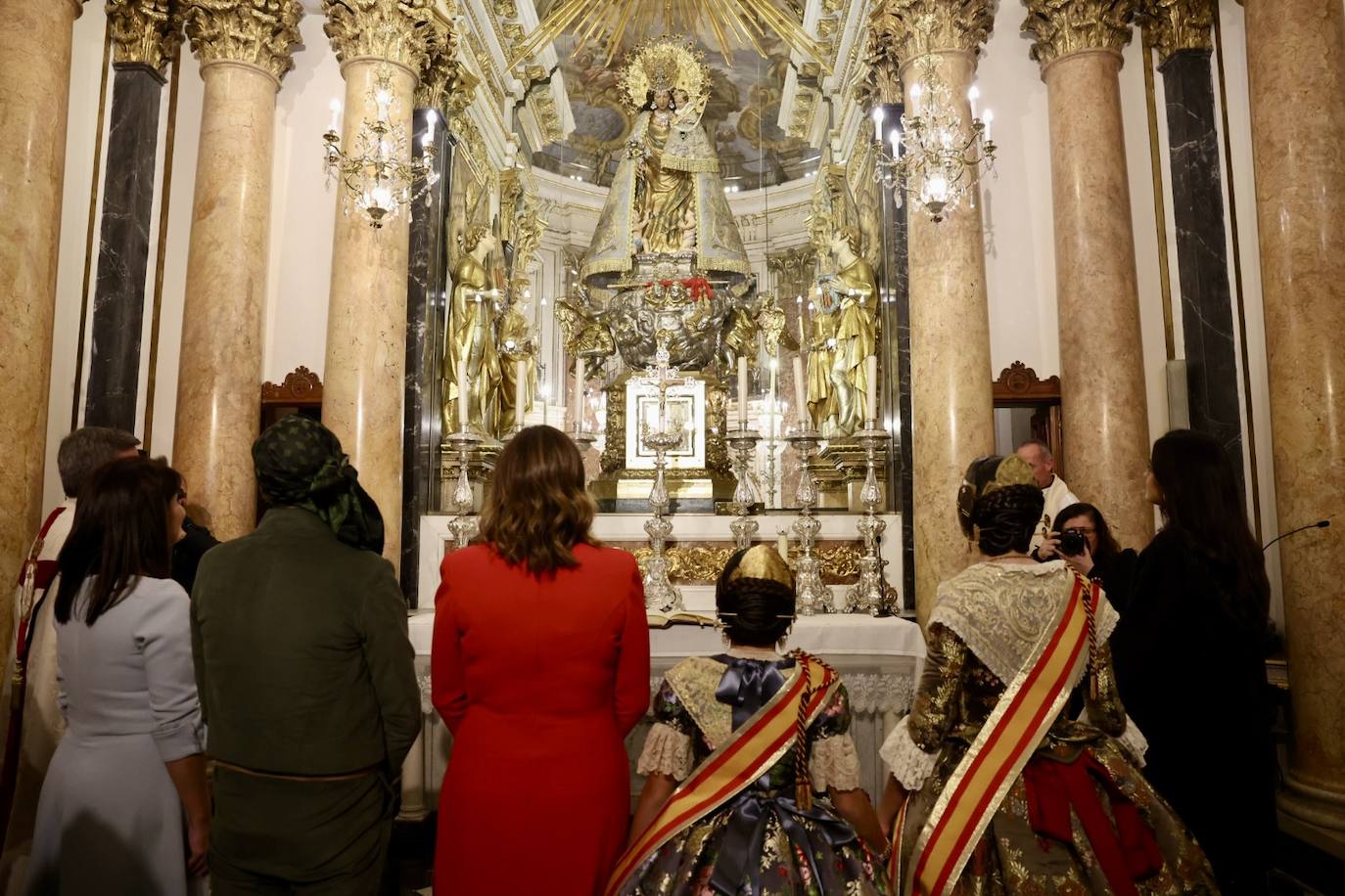 La visita de las falleras mayores de Valencia a la Basílica de Valencia