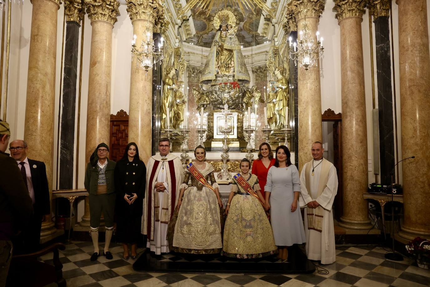 La visita de las falleras mayores de Valencia a la Basílica de Valencia