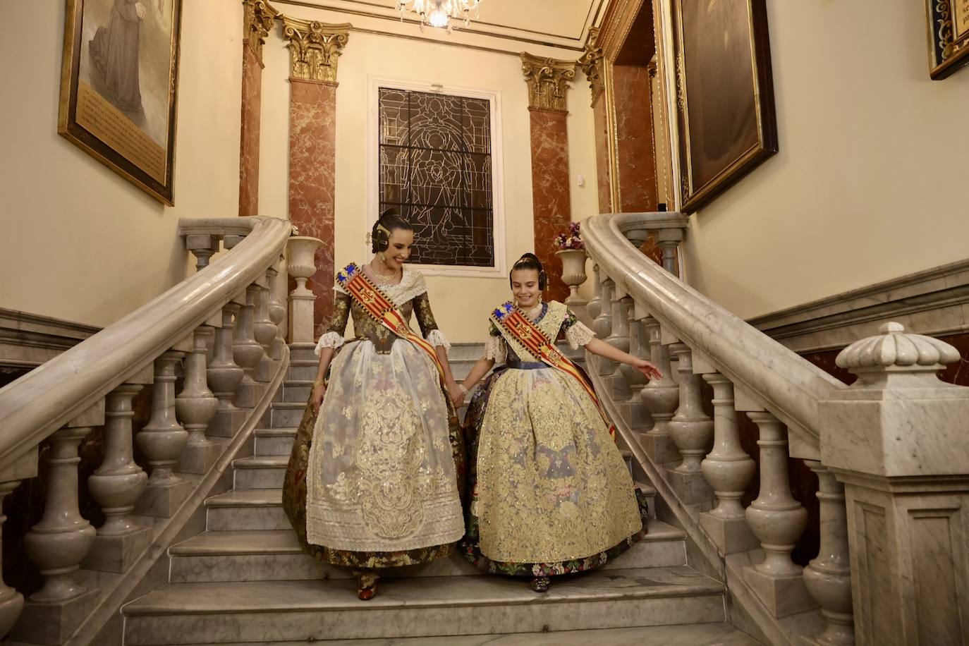 La visita de las falleras mayores de Valencia a la Basílica de Valencia