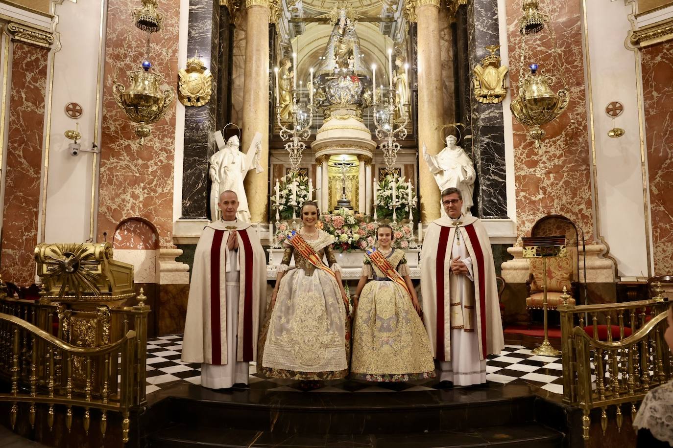 La visita de las falleras mayores de Valencia a la Basílica de Valencia