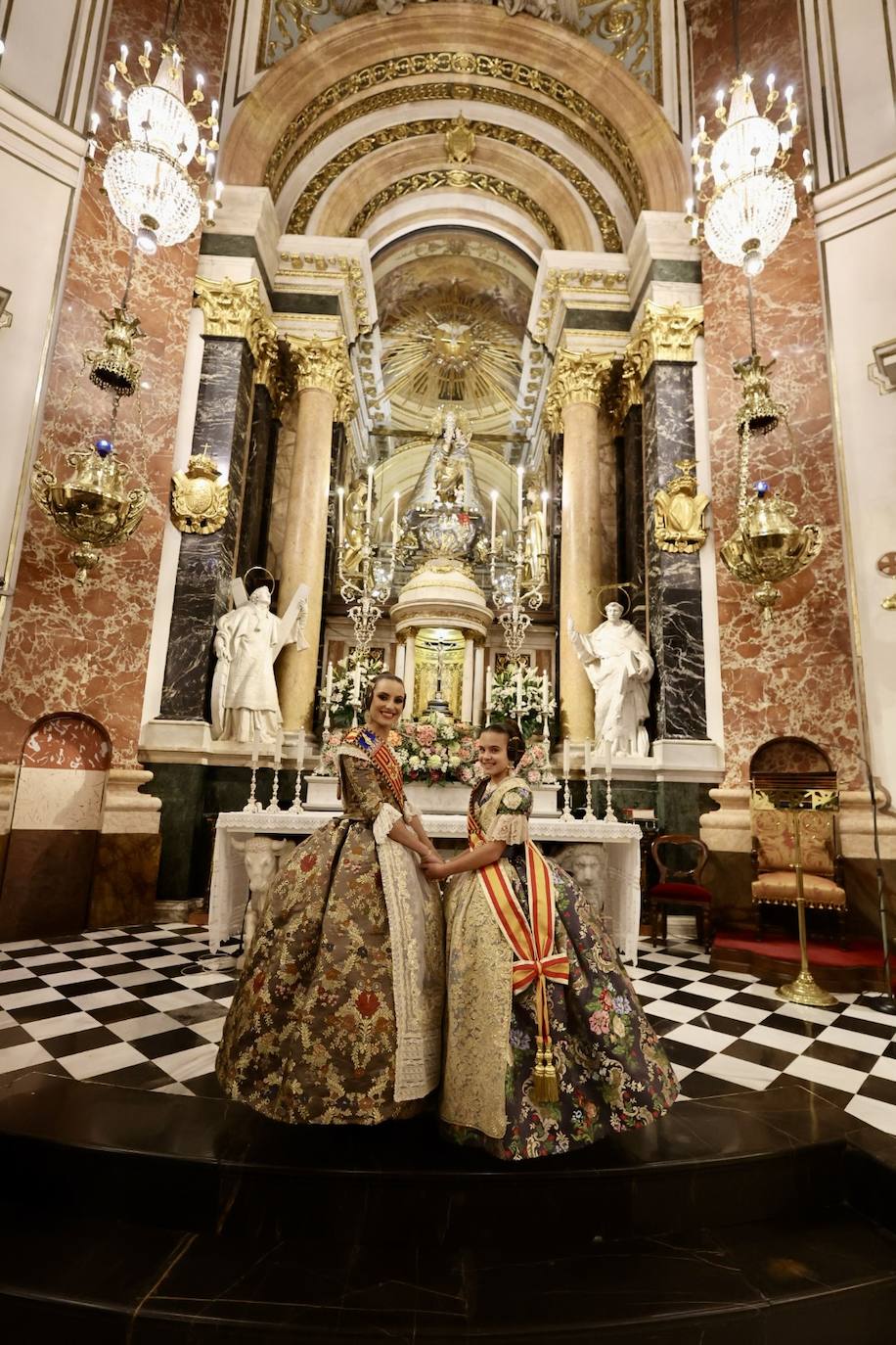 La visita de las falleras mayores de Valencia a la Basílica de Valencia