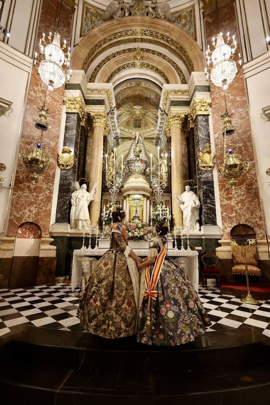 La visita de las falleras mayores de Valencia a la Basílica de Valencia