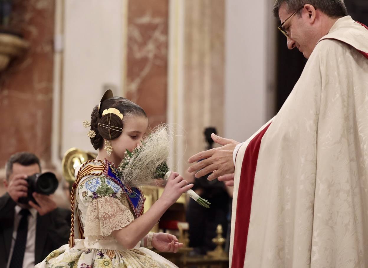 La visita de las falleras mayores de Valencia a la Basílica de Valencia