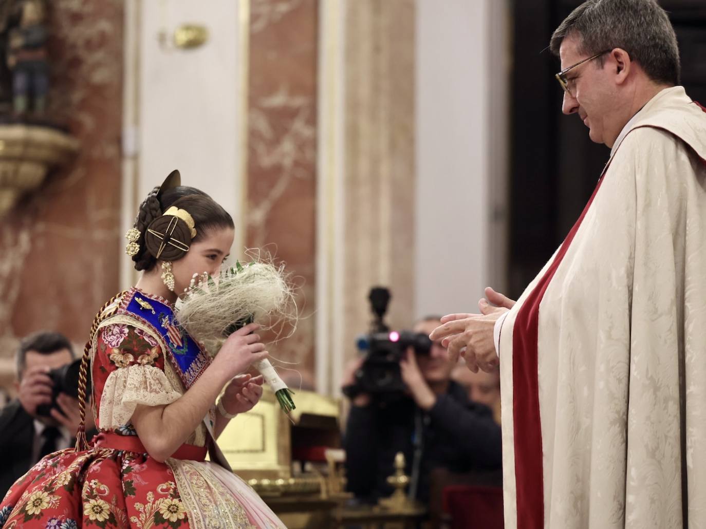 La visita de las falleras mayores de Valencia a la Basílica de Valencia