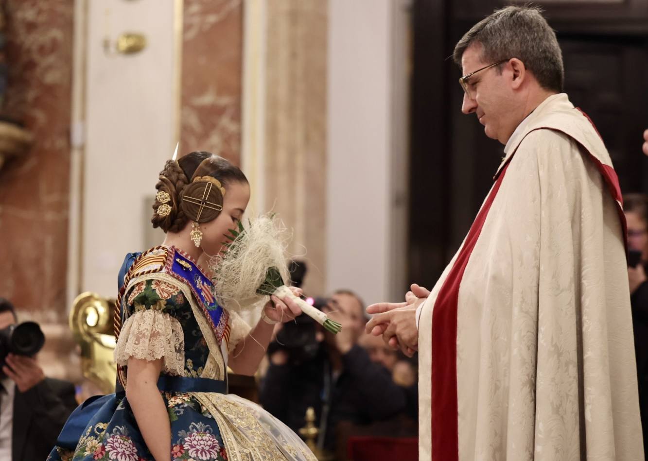 La visita de las falleras mayores de Valencia a la Basílica de Valencia