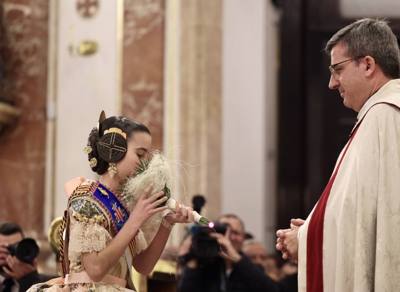 La visita de las falleras mayores de Valencia a la Basílica de Valencia