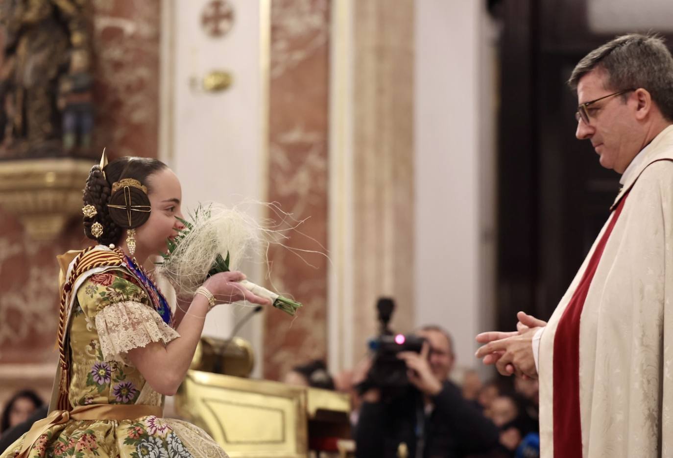 La visita de las falleras mayores de Valencia a la Basílica de Valencia