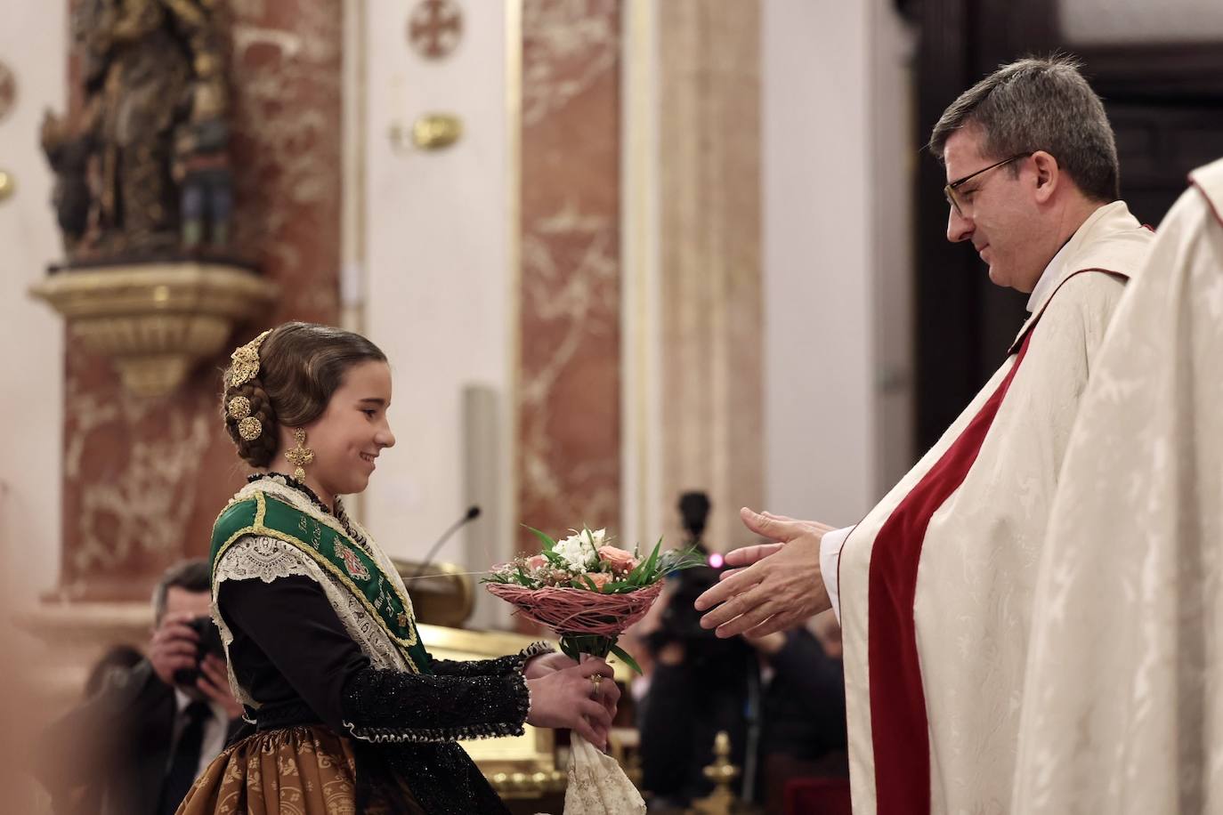 La visita de las falleras mayores de Valencia a la Basílica de Valencia