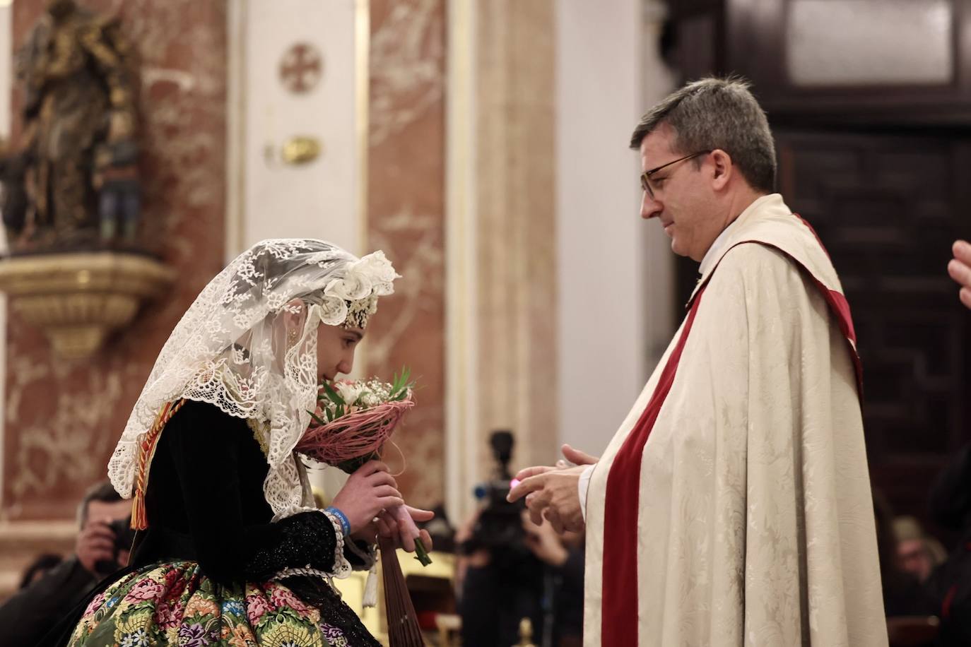 La visita de las falleras mayores de Valencia a la Basílica de Valencia