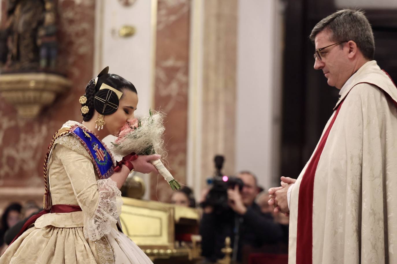 La visita de las falleras mayores de Valencia a la Basílica de Valencia