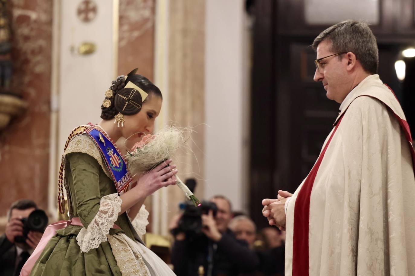 La visita de las falleras mayores de Valencia a la Basílica de Valencia