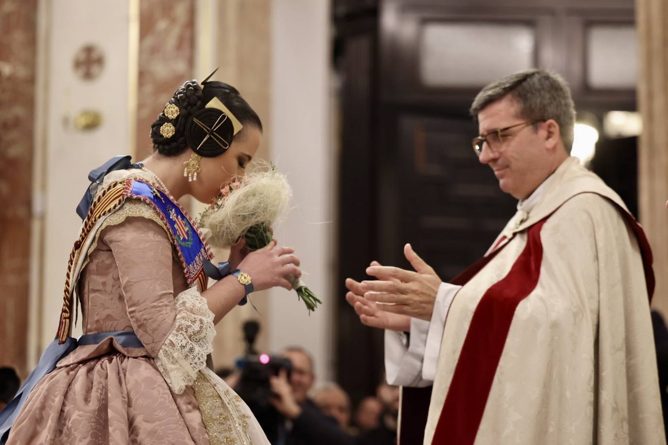 La visita de las falleras mayores de Valencia a la Basílica de Valencia