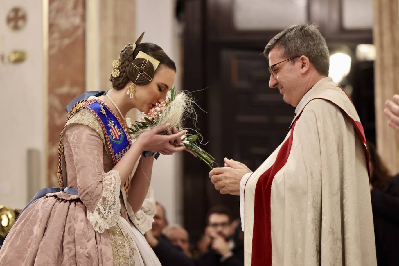 La visita de las falleras mayores de Valencia a la Basílica de Valencia