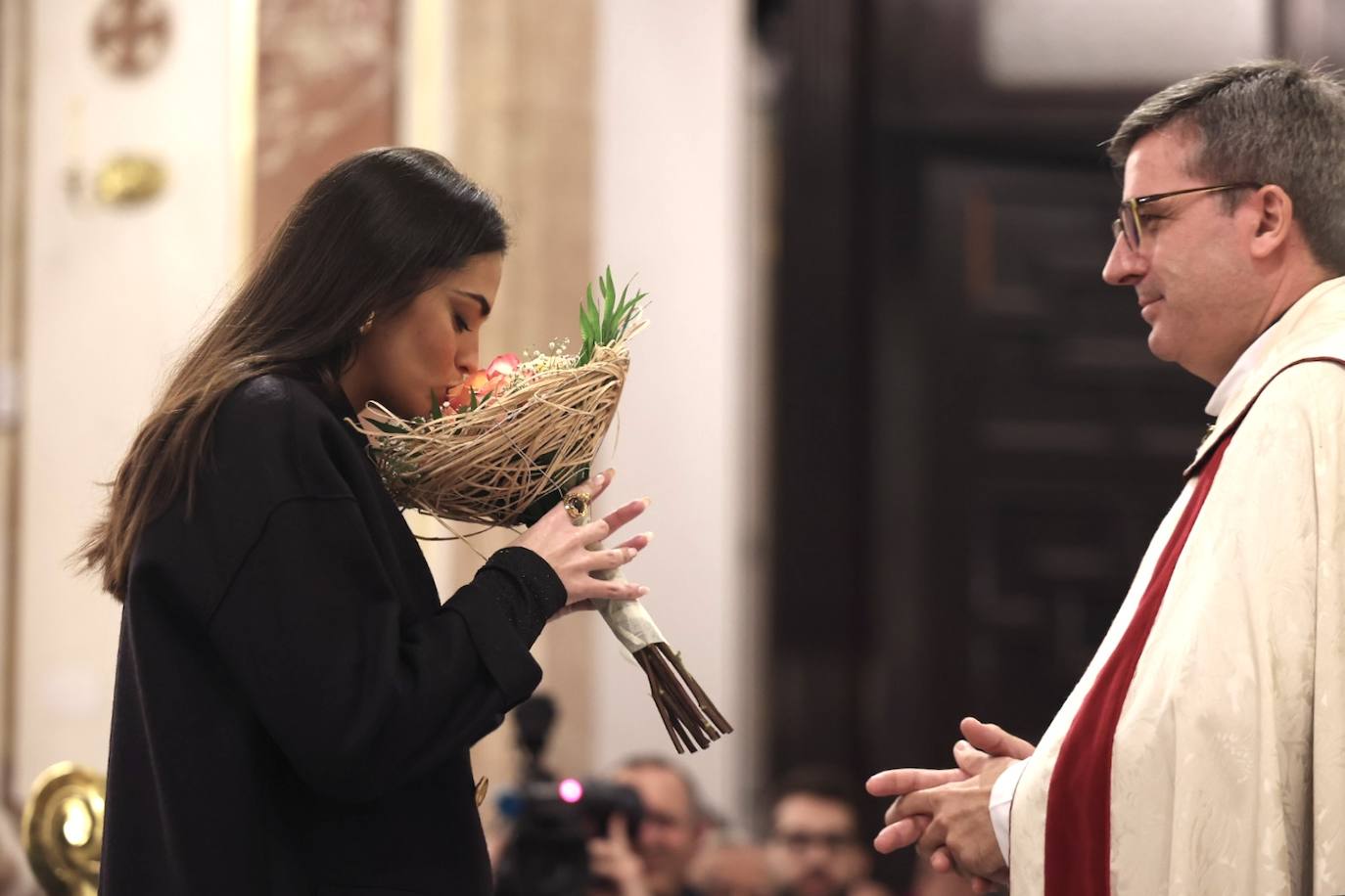 La visita de las falleras mayores de Valencia a la Basílica de Valencia