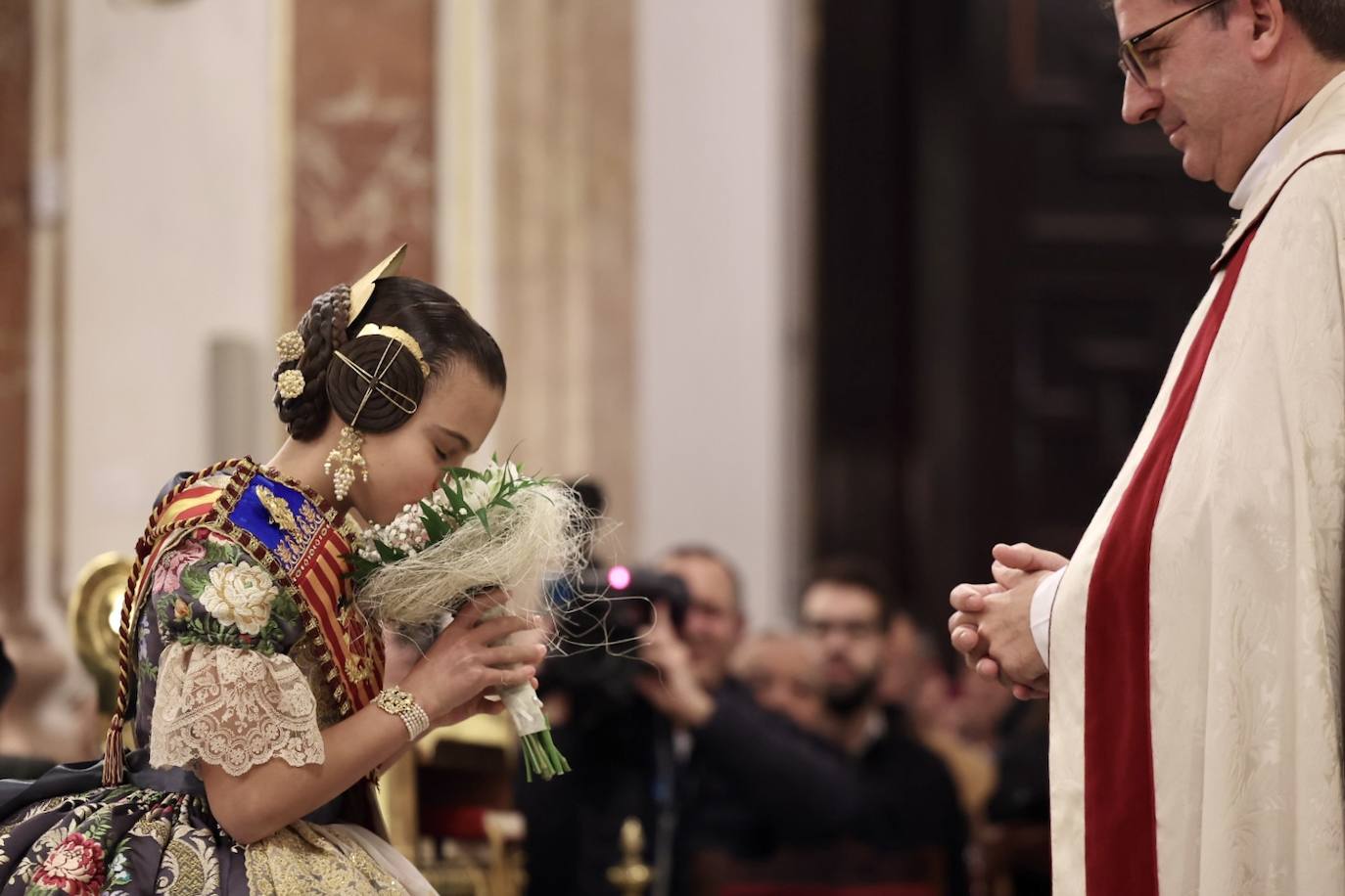 La visita de las falleras mayores de Valencia a la Basílica de Valencia