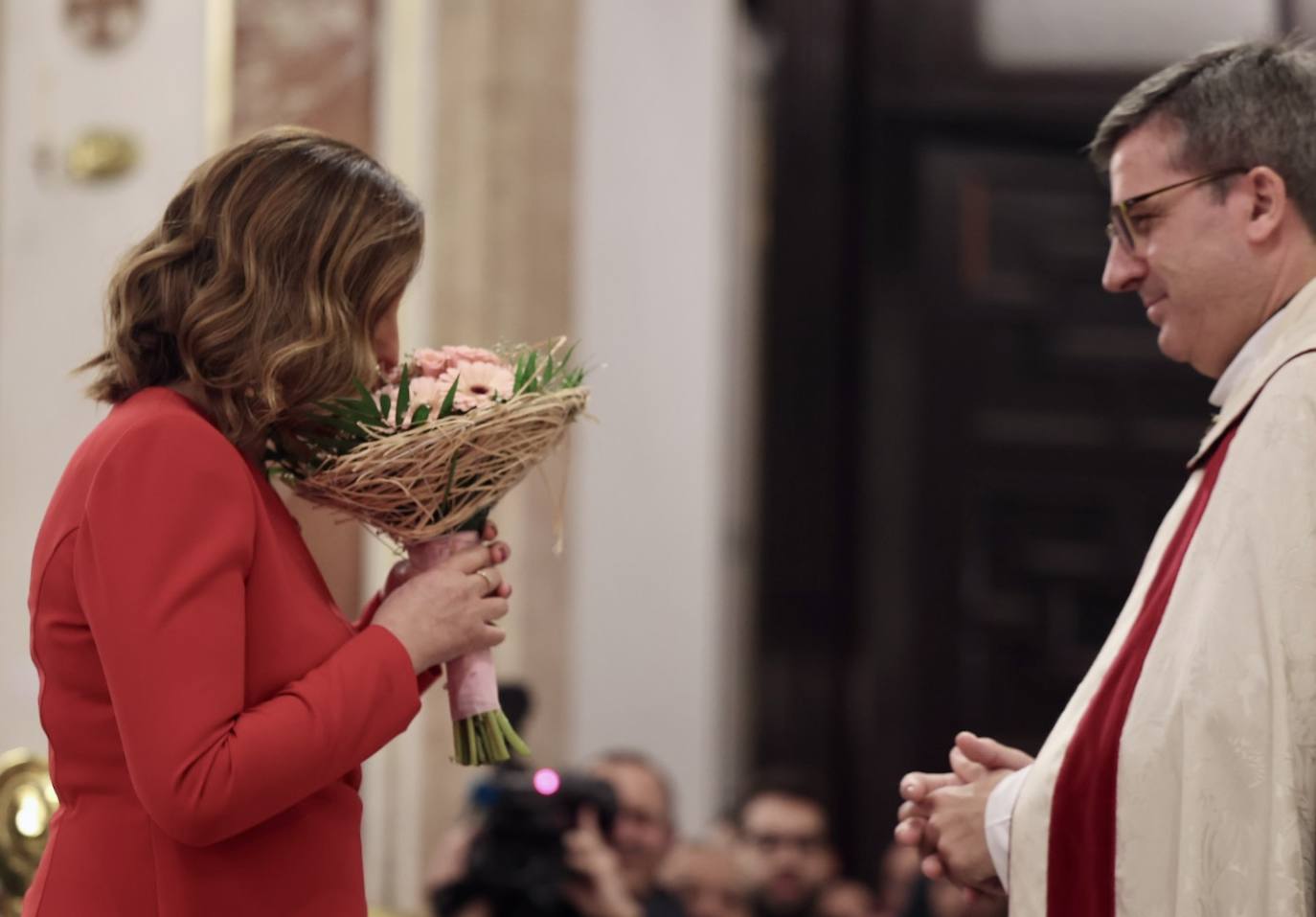 La visita de las falleras mayores de Valencia a la Basílica de Valencia