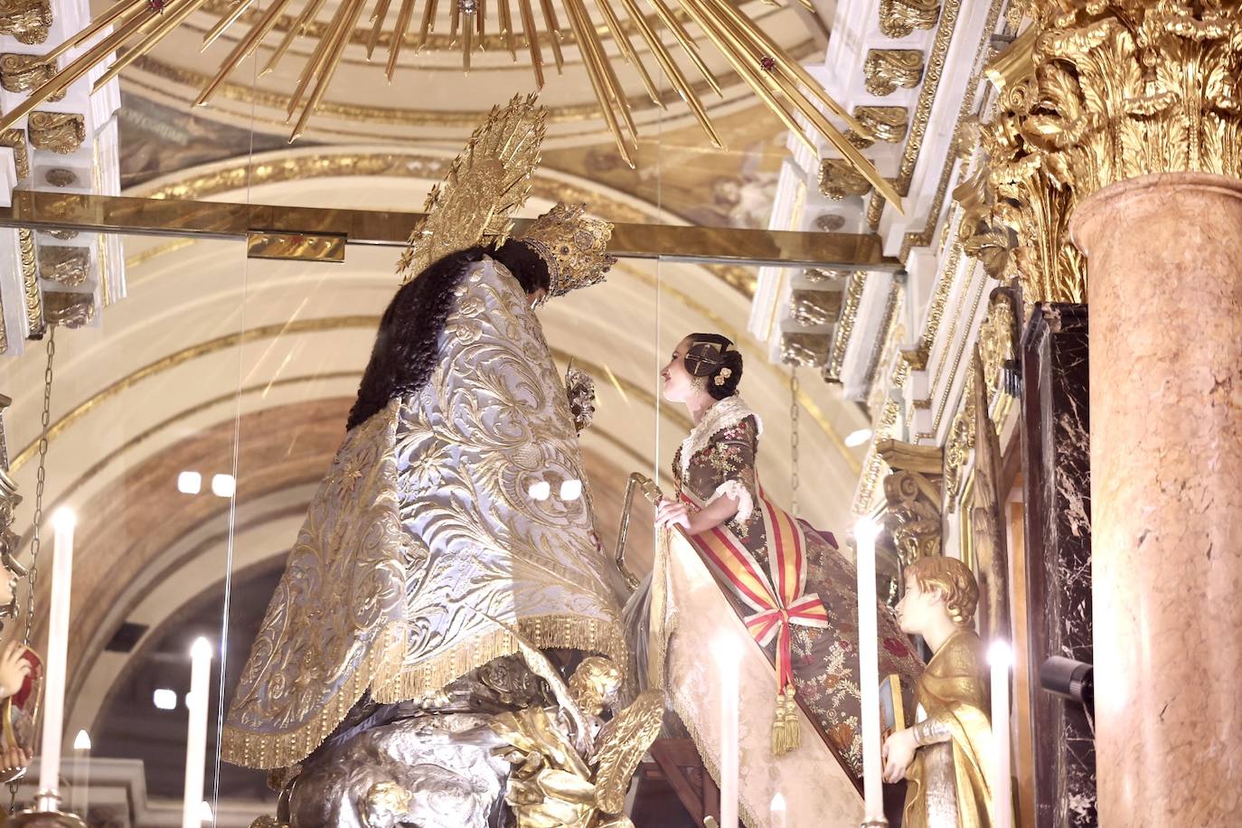 La visita de las falleras mayores de Valencia a la Basílica de Valencia