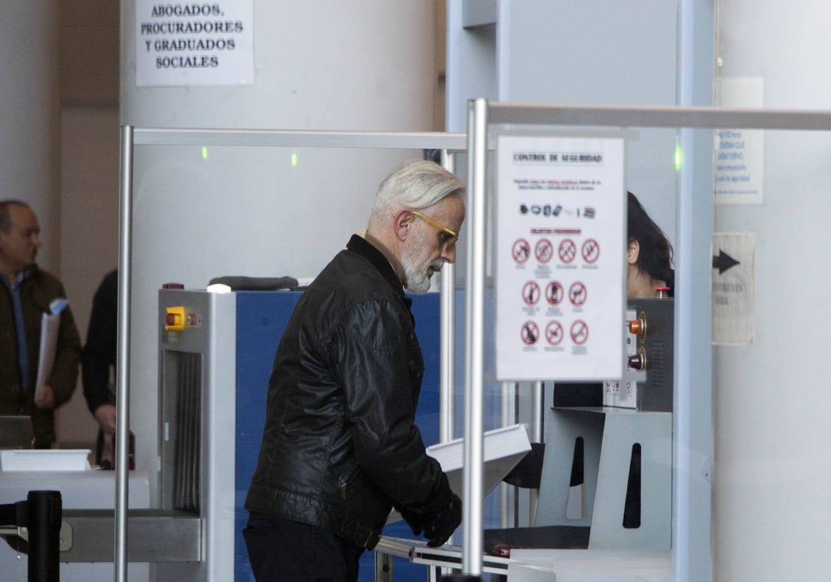 Marcos Benavent, en el control de accesos a la Ciudad de la Justicia.