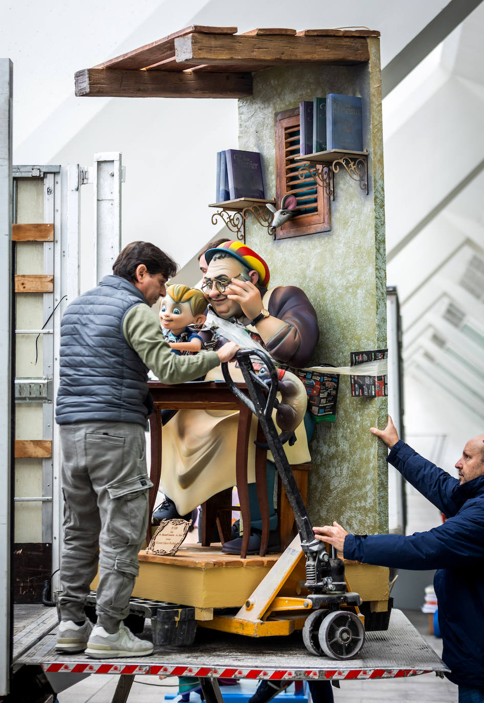 La Exposición del Ninot recibe las primeras piezas