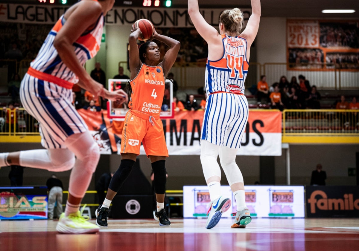 Nadia Fingall con el balón.