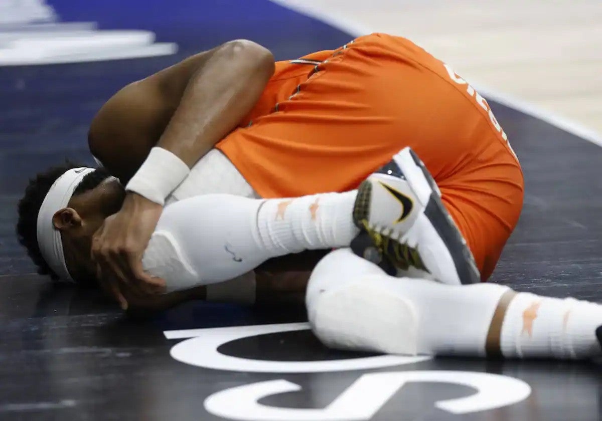 Brandon Davis doliéndose de la rodilla durante el encuentro ante el Unicaja.