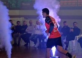 Un jugador durante la presentación del Mislata.