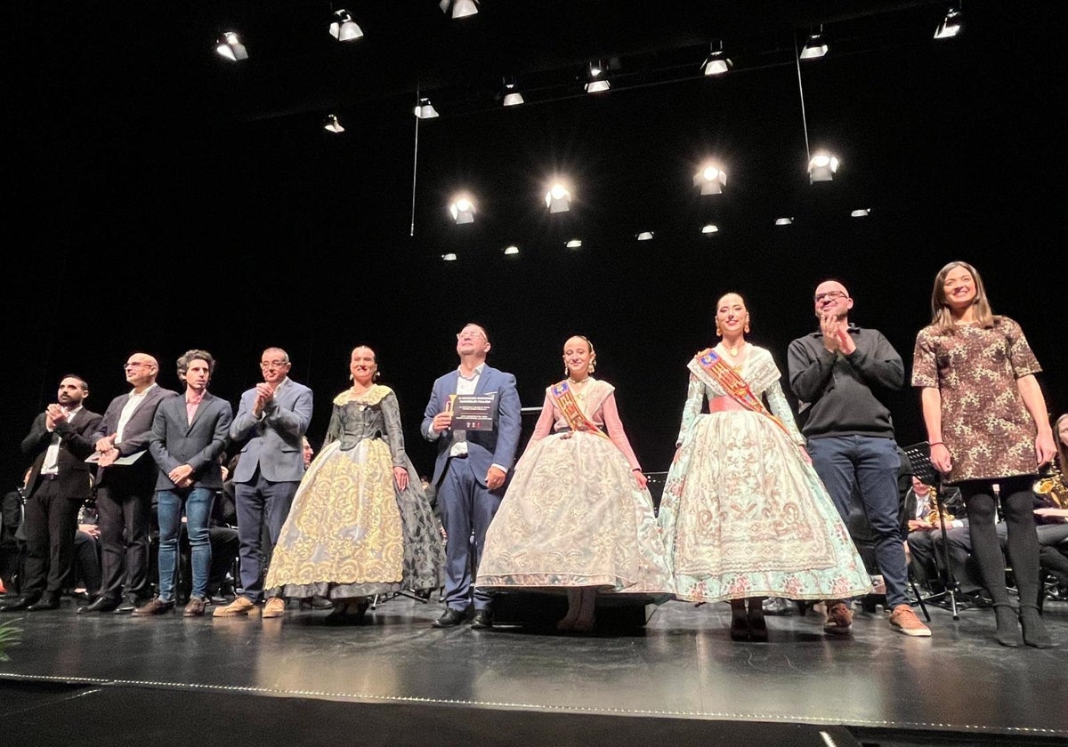 Las falleras mayores con los ganadores y miembros de la JLF.