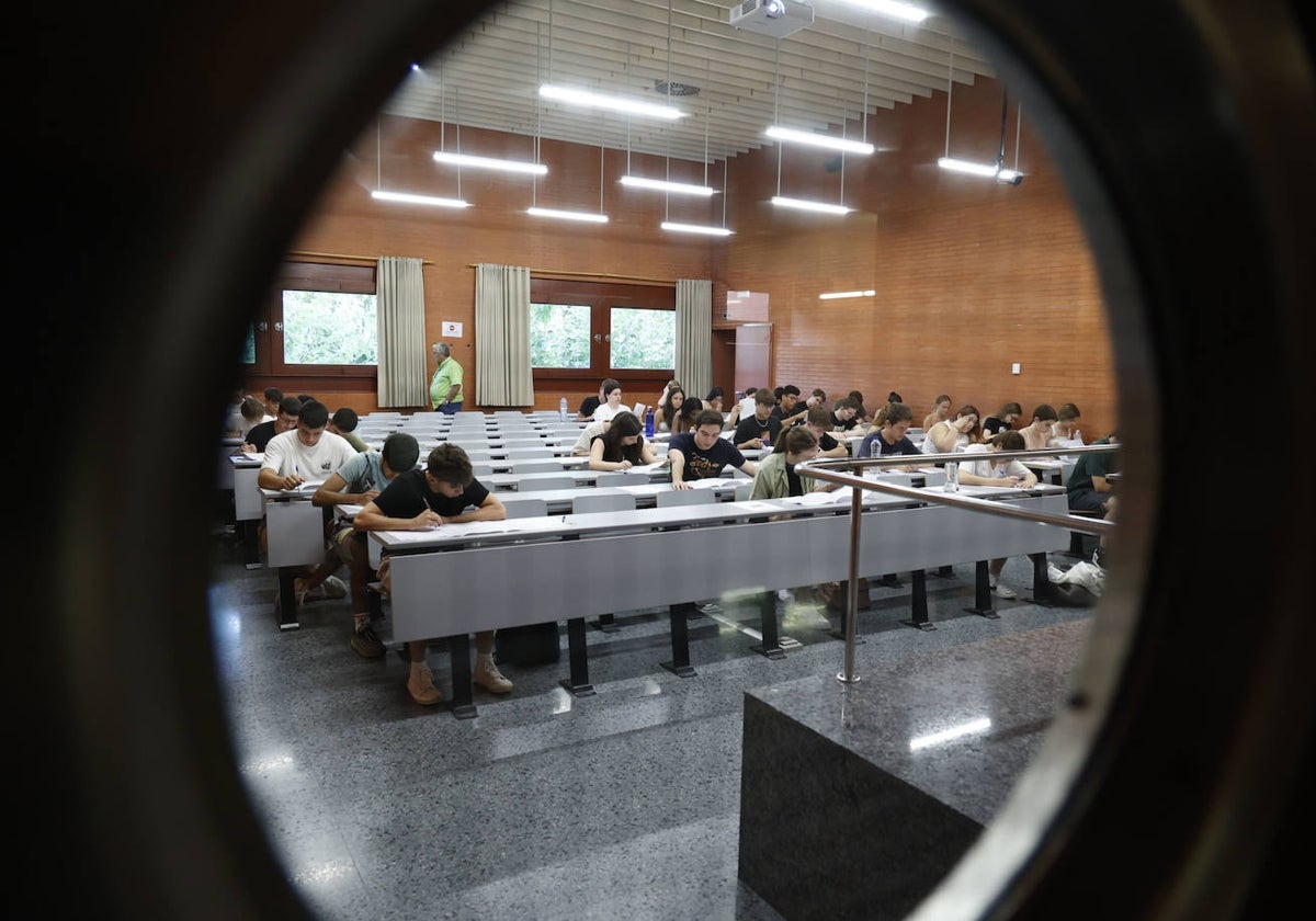 Alumnos durante un examen de la pasada selectividad.