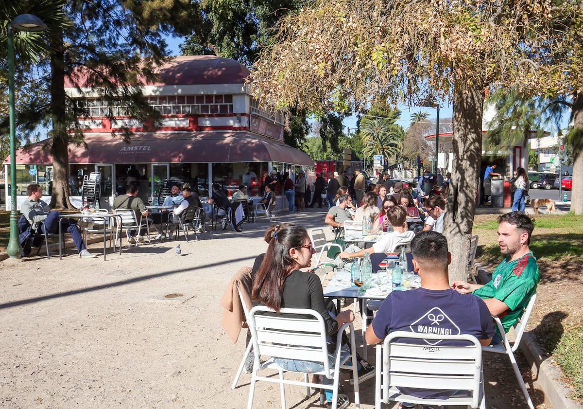 Imagen principal - Arriba, el kiosko La Pérgola, uno de los locales más tradicionales para almorzar en el barrio. Abajo, Ultramarinos Pope y una hamburguesa de Hundred, dos de los negocios de moda en Exposición.