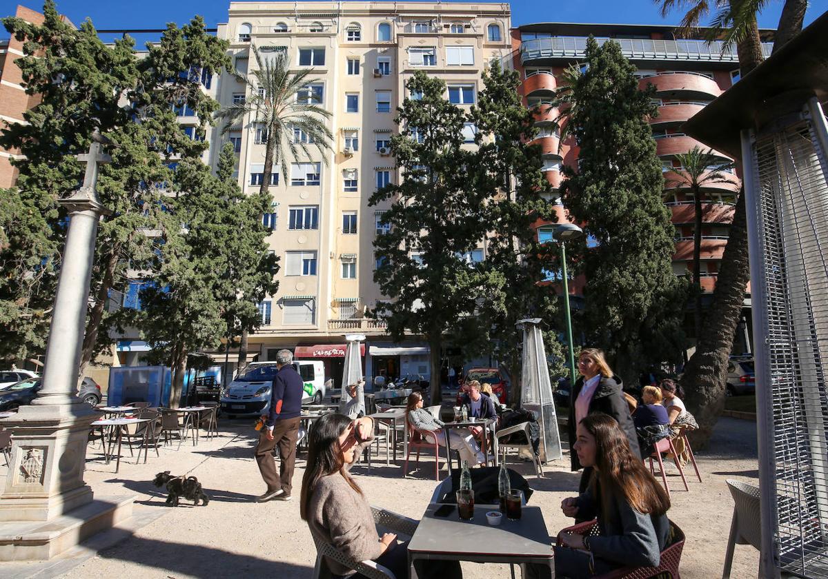 Una terraza en el paseo de la Alameda, con las viviendas detrás.