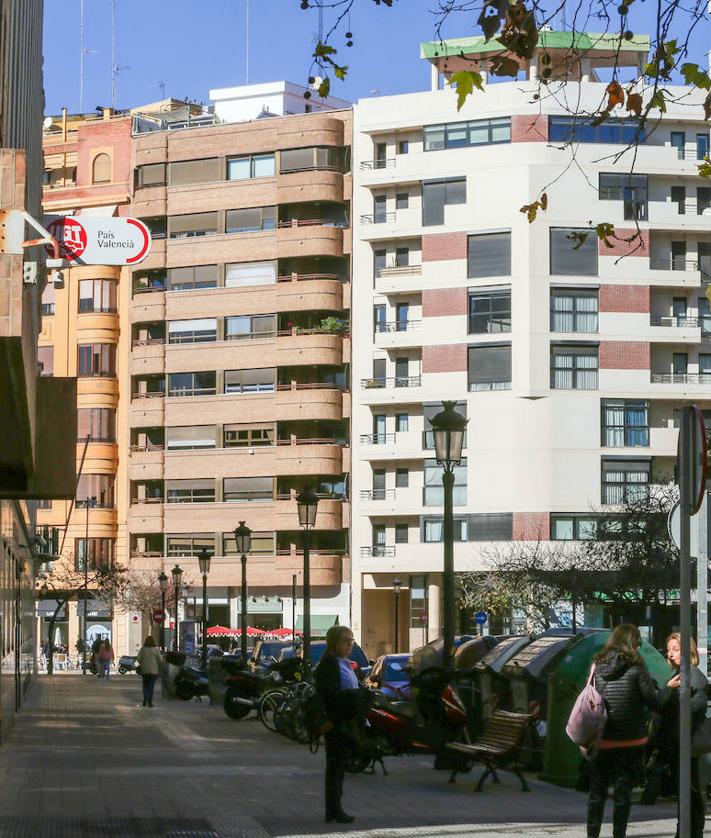 Imagen secundaria 2 - Arriba, los edificios están diseñados para abrirse a la luz y las vistas del cauce del río. Abajo, Miguel Colomina es el arquitecto de edificios Alameda, la cabecera de Micer Mascó. A la izquierda, cruce entre Amadeo de Saboya y Armando Palacio Valdés.