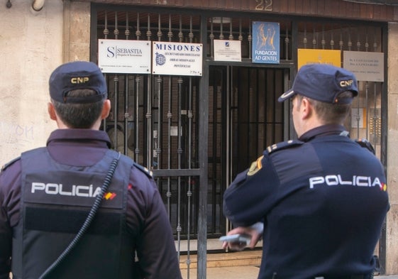 Dos policías en la entrada del edificio donde tuvo lugar el crimen.