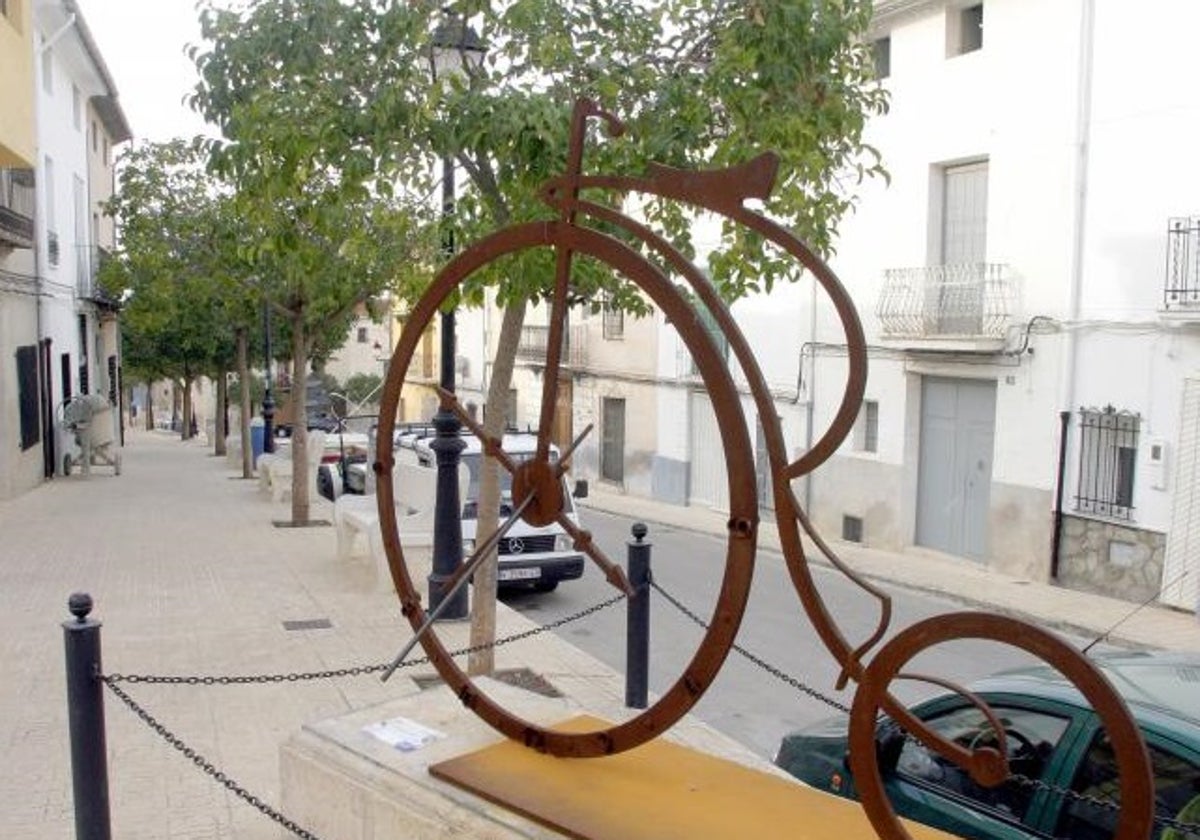 Una calle de Otos dentro de la ruta de los relojes.