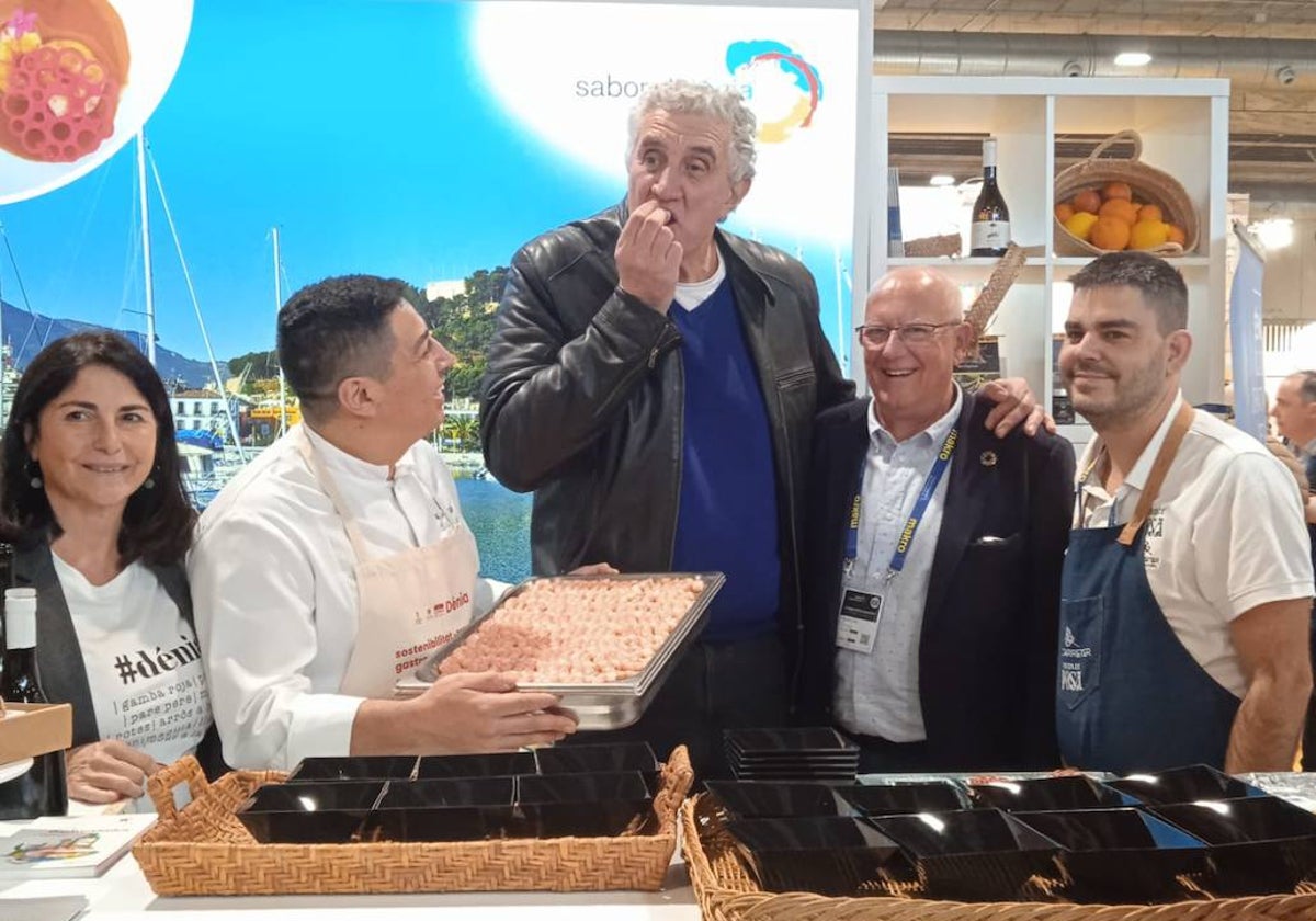 Romay, comiendo una gamba en el estand de Dénia.