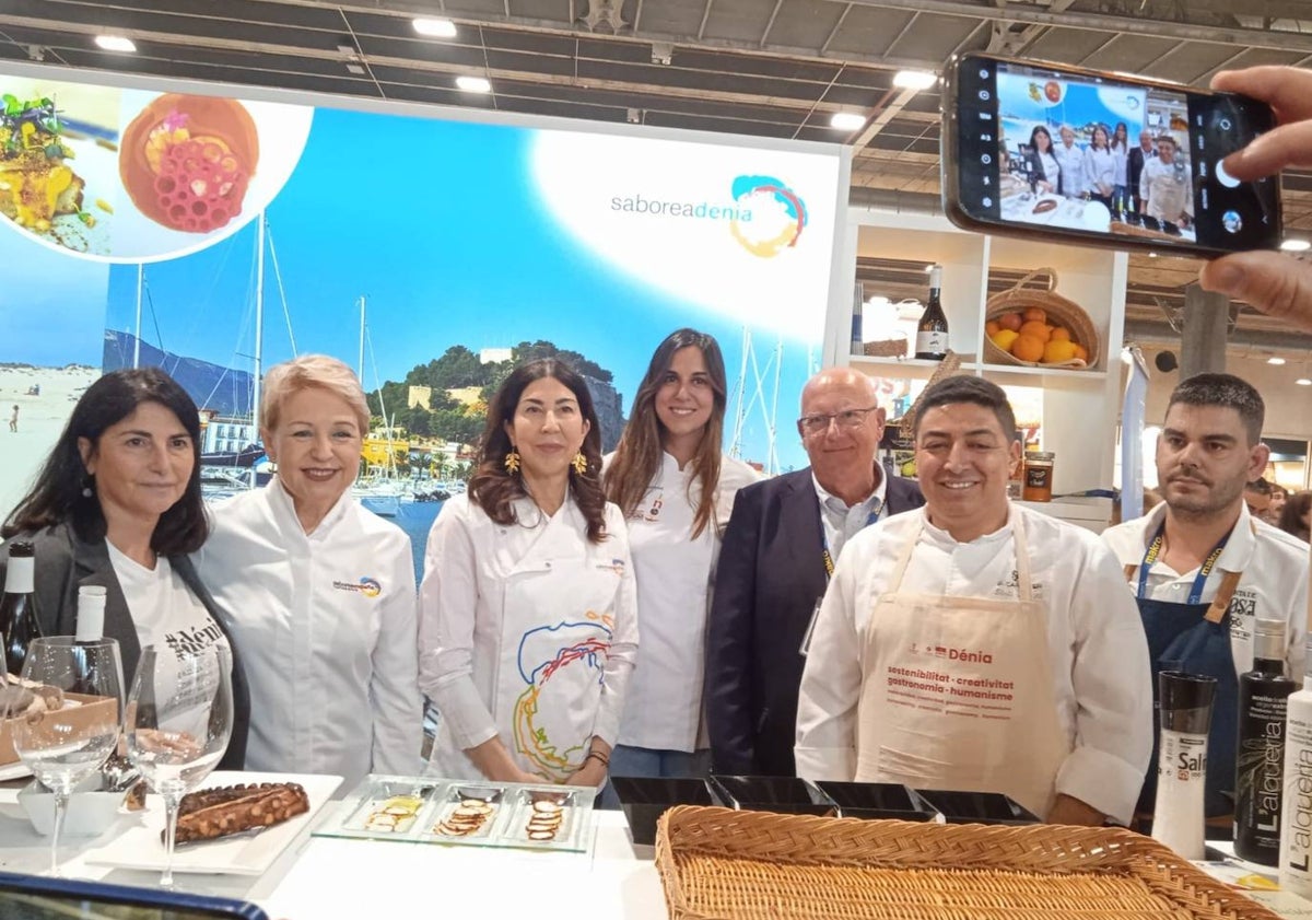 Imagen principal - Fernando Romay degusta la gamba roja de Dénia en Madrid Fusión