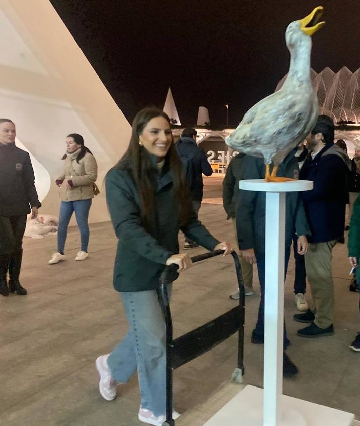 Imagen secundaria 2 - Posado de María estela Arlandis y Marina García ,junto al concejal Santiago Ballester y los artistas de las fallas municipales y la fallera mayor de Valencia 2024, llevando la figura.