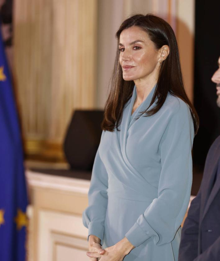 Imagen secundaria 2 - La Reina Letizia se quita el abrigo y deslumbra con su vestido wrap azul grisáceo