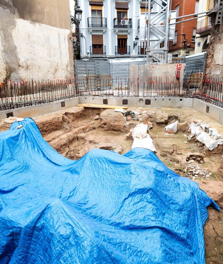 Imagen secundaria 2 - Refuerzos instalados en la zona de excavación; torreón y muralla y casas andalusís que se han encontrado en el subsuelo del futuro centro de interpretación.