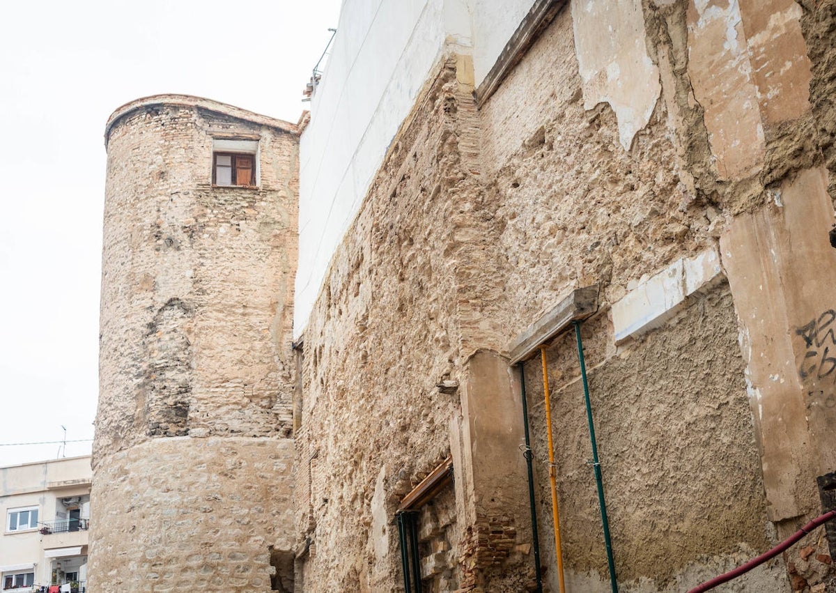 Imagen secundaria 1 - Refuerzos instalados en la zona de excavación; torreón y muralla y casas andalusís que se han encontrado en el subsuelo del futuro centro de interpretación.