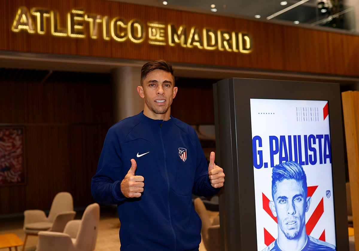 Paulista posando como nuevo jugador del Atlético.