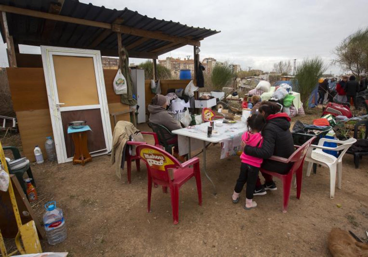 Varias personas del asentamiento, en torno a una mesa este miércoles.