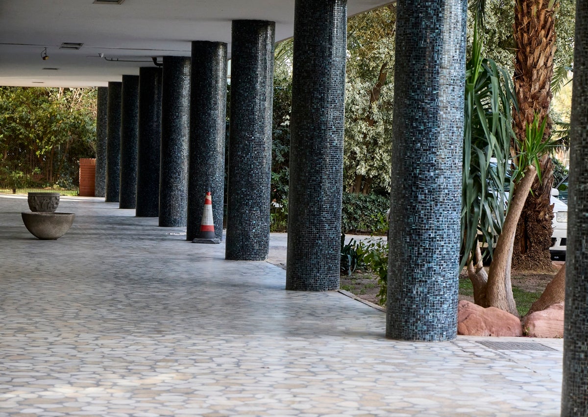 Imagen secundaria 1 - Edificios de elevada altura, con zonas ajardinadas y magna superficie interior se reparten por todo el barrio, especialmente junto a Botánico Cabanilles, en la zona próxima a Viveros, la Hípica y el Club de Tenis.