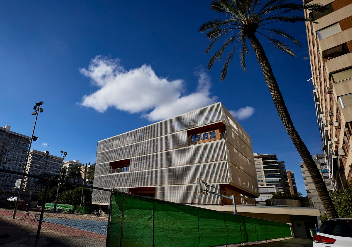 Edificio de la ampliación del colegio, visto desde la calle Bachiller